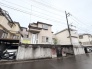 落ち着いた住宅街の風景に溶け込み、日常の心地よさを大切にした穏やかな佇まいの住まいです。