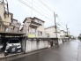 落ち着いた住宅街の雰囲気に溶け込み、日々の暮らしに自然と馴染む佇まいが魅力的な住まいです。
