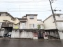 閑静な住宅街に佇む、落ち着いた色合いが周囲の街並みに溶け込む暮らしの拠点。