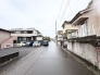 穏やかな住宅街の風景が広がり、日々の暮らしに静かな安らぎを感じさせる環境です。
