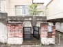 レンガの意匠がどこか懐かしさを感じさせ、住まいの入り口に豊かな表情と個性を添えています。