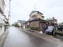 落ち着いた雰囲気の住宅街に佇み、日々の暮らしに寄り添う穏やかな街並みが広がっています。