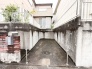 静かな街並みに馴染む、落ち着いた佇まいの敷地スペースです。