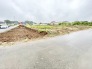空が広く見渡せる開放的な環境で、穏やかな時間が流れるのどかな風景が広がっています。