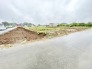 空が広く見渡せる開放的な環境で、穏やかな時間が流れるのどかな風景が広がっています。
