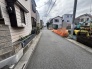 落ち着いた日常を感じさせる、住まいの周辺に馴染んだ穏やかな空気感が漂う静かな通りです。