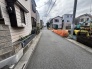 穏やかな空気が流れる閑静な住宅街の中で、日々の暮らしがゆっくりと刻まれていくような落ち着いた街並みです。