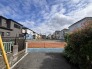 周囲と調和する穏やかな住宅街に位置し、開放感のある広がりを感じさせる落ち着いた環境です。