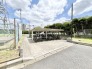 屋根がしっかりと備わった共用スペースは、毎日の生活の利便性を高め、整然とした日常を支えてくれます。