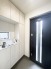 明るい色調とシックな建具のコントラストが洗練された印象を与え、日々の出入りを心地よく彩る穏やかな空間です。