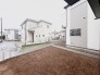周辺の落ち着いた街並みと調和する、日々の暮らしにゆとりをもたらしてくれる開放的な空間が広がります。