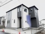 洗練されたモノトーンの外観が、街並みに落ち着きと確かな存在感をもたらしています。