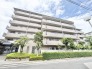 青空に映える端正な佇まいが、街並みに落ち着きと安心感をもたらす住まいです。