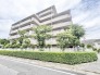 豊かな植栽が街並みに溶け込み、日常に心地よいやすらぎと落ち着きをもたらす佇まい。