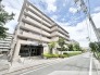 落ち着いた街並みに調和する、端正で品のある外観が日々の暮らしに安らぎを添えます。