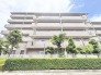 豊かな植栽に彩られた穏やかな佇まいが、日々の暮らしに心地よい安らぎをもたらします。
