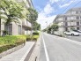 豊かな植栽が街並みに溶け込み、穏やかな時間が流れる落ち着いた住環境が広がっています。