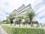 豊かな緑に囲まれ、落ち着いた佇まいを見せる外観が日々の暮らしに安らぎをもたらします。