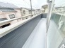 周囲の静かな街並みを一望できる、落ち着いた時間の流れる開放的な空間です。