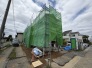 新しい暮らしの始まりを感じさせる、静かな街並みに馴染む建築中の佇まいです。