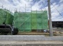 新しい暮らしの形が一つずつ丁寧に積み上げられていく、穏やかな建築現場の様子です。
