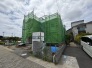 新しい暮らしの始まりを感じさせる、穏やかな街並みに佇む建築中の住まいです。