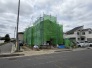 新しい住まいが形作られていく過程に、完成への期待が高まる穏やかな街並みの一角です。
