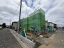 新しい暮らしの始まりを感じさせる、落ち着いた住宅街に佇む建設中の風景です。