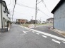 落ち着いた住宅街の一角に位置し、穏やかな日常の風景が広がる住環境です。