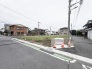 穏やかな住宅街に位置する、空が広く感じられる開放的な土地の佇まいです。