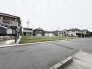 閑静な住宅街の中に位置し、ゆとりある広さと開放感を感じさせる整った区画です。