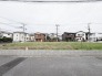 周囲を穏やかな住宅街に囲まれ、これからの暮らしを自由に描き出せる開放感のある土地です。
