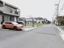 空が広く見渡せる閑静な住宅街で、穏やかな暮らしの風景が広がっています。