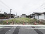 周囲に落ち着いた住環境が広がる、これからの暮らしを自由に描けるゆとりある敷地です。