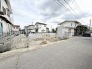 落ち着いた住宅街に位置し、新たな暮らしの可能性が広がるゆとりある敷地です。