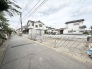 落ち着いた住宅街に位置し、これからの暮らしを自由に描き出せるゆとりある敷地です。