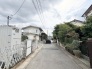 穏やかな空気が流れる閑静な住宅街で、日々の暮らしに安らぎを感じられる落ち着いたロケーションです。