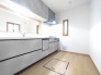 洗練された素材感が引き立つ、日々の暮らしに静かな調和をもたらす空間です。