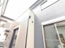 洗練されたツートーンの外観が、街並みに落ち着いた佇まいとモダンな表情を描き出します。
