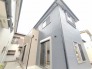 洗練された色使いと重厚なフォルムが調和し、街並みに落ち着いた表情を添える佇まい。