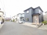 洗練された佇まいが街並みに馴染み、穏やかな日常の始まりを予感させる落ち着いた雰囲気が漂う住まいです。