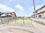 周囲の環境に溶け込みつつ、開放感のある空が広がるのびやかな敷地です。