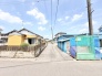 空が広く感じられる落ち着いた街並みの中で、穏やかな日常が流れる住環境です。