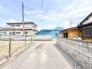 空の広がりを感じる、穏やかな住宅街の日常に溶け込むような落ち着いた佇まい。