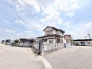 空が大きく広がる開放的な立地に、落ち着いた佇まいで建つ暮らしの舞台です。