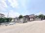 空を広く仰ぐ穏やかな街並みにあり、ゆったりとした時間が流れる心地よい住環境です。