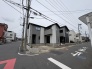 落ち着いた色合いのモダンな外観が、周囲の街並みに洗練された印象を添えています。