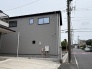 落ち着いた色調の外観が周辺の静かな街並みに調和し、日々の暮らしに穏やかな安心感をもたらします。