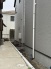 周囲の建物と適度な距離を保ち、落ち着いた静けさが漂う住環境を整えた建物の外観です。