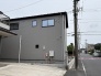 洗練されたグレーの外壁が落ち着いた佇まいを演出し、周囲の静かな環境と穏やかに調和しています。